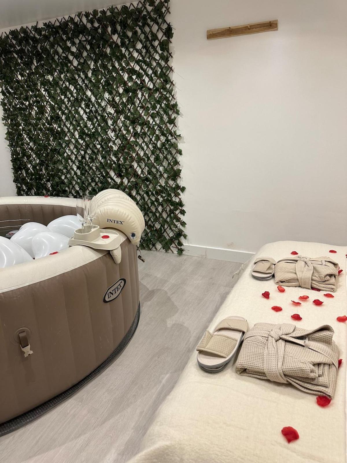 F2 Jacuzzi Moderne Et Spacieux *